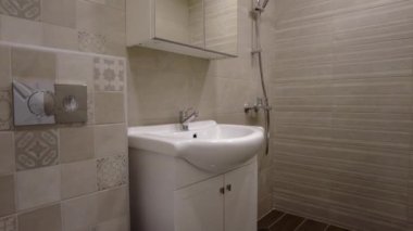 Temiz modern banyo. Yeni evdeki tuvaletin içi