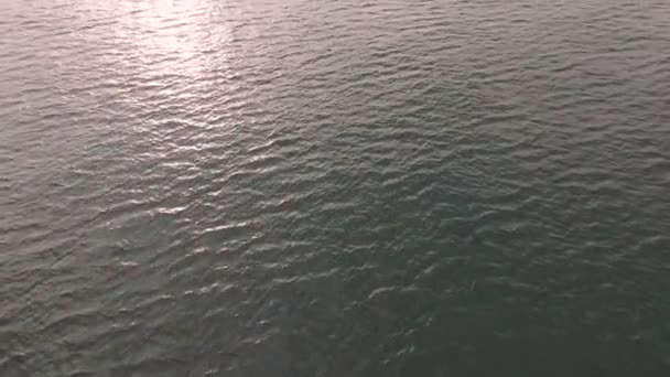 无人机在海洋上空的视频飞行靠近水 — 图库视频影像