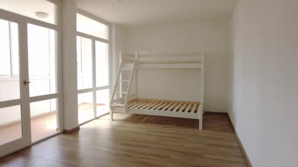 新来的孩子们带着双层床住在房间里 室内摄影 木制楼层 — 图库视频影像