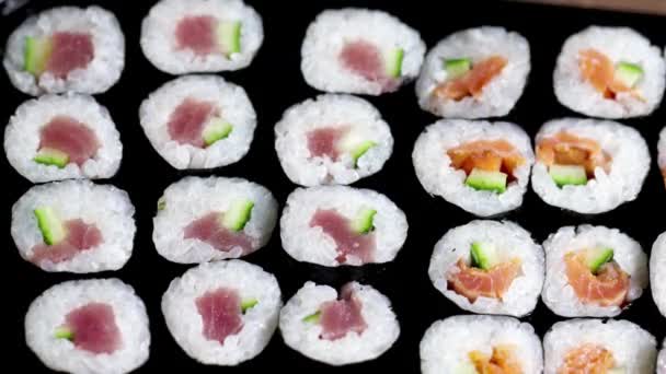 Κλείστε Ρολά Σούσι Ιαπωνικό Φαγητό Αβοκάντο Σολομό Τόνο — Αρχείο Βίντεο
