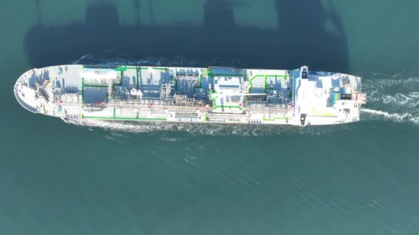 Lpgガス船の空中ビュー ガス運搬船海を航行するガスタンカー — ストック動画