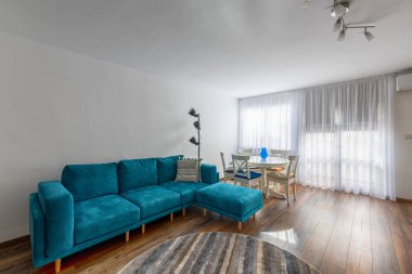 Yeni modern oturma odası. Yeni evim. İç fotoğrafçılık. Ahşap zemin.