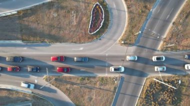 Şehir merkezindeki sokak trafiğinin yukarıdan aşağı görüntüsü. Şehir Manzarası.