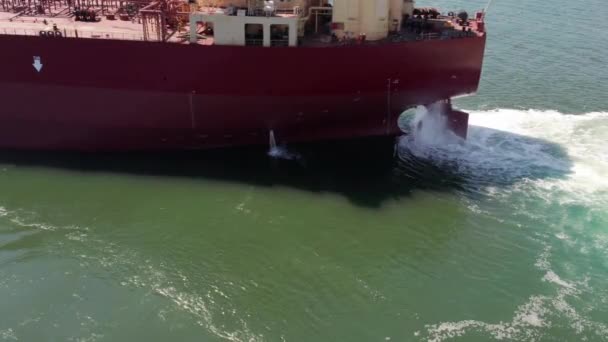 Close Large Propeller Rudder Oil Tanker Ship Water Splash Contrail — Vídeo de stock