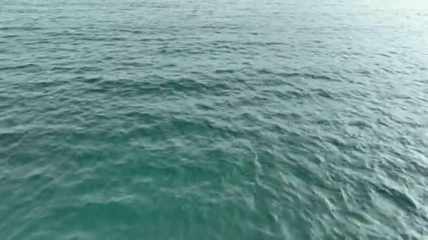 Drone Vuelo Vídeo Sobre Océano Mar Cerca Del Agua — Vídeos de Stock