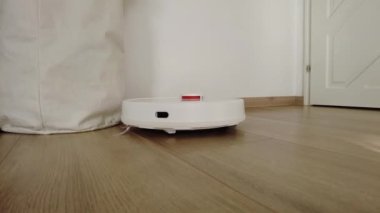 Evde elektrikli süpürge temizliği. Modern evde robot elektrikli süpürge. Akıllı temizlik teknolojisi