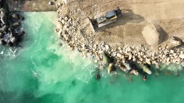 Luftaufnahme Der Uferbaustelle Mit Bagger Bulldozer Arbeitet Einer Wellenbrecher Konstruktion — Stockvideo