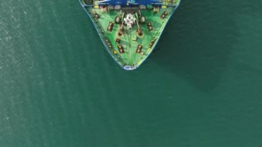 Denizde büyük bir konteynır gemisi. Kargo konteynırı gemisinin hava üst görüntüsü ithalat konteynır yelkenlisi.