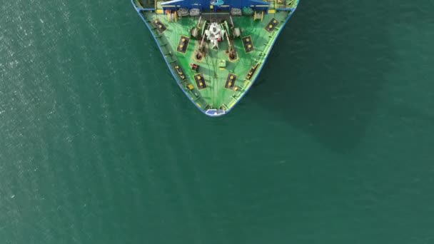 海での大きなコンテナ船 トップダウンビュー 貨物コンテナ船の航空上のビューインポートコンテナセーリング — ストック動画