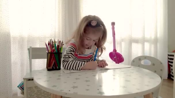 Χαριτωμένο Κοριτσάκι Απολαμβάνει Ζωγραφική Κορίτσι Σχέδιο Και Χρωματισμός Εικόνα Μολύβι — Αρχείο Βίντεο