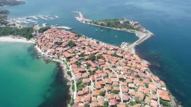 Eski Sozopol kasabasının havadan görünüşü. Sozopol Bulgaristan 'ın Burgaz kenti yakınlarındaki antik bir sahil kentidir.