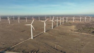 Rüzgar türbini çiftliği. Elektrik üretimi için yel değirmeni. Yeşil enerji. Yenilenebilir enerji. 