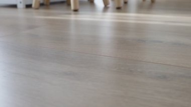 Yeni kaplama döşeme. Kahverengi ahşap desenli işlenmiş parke.