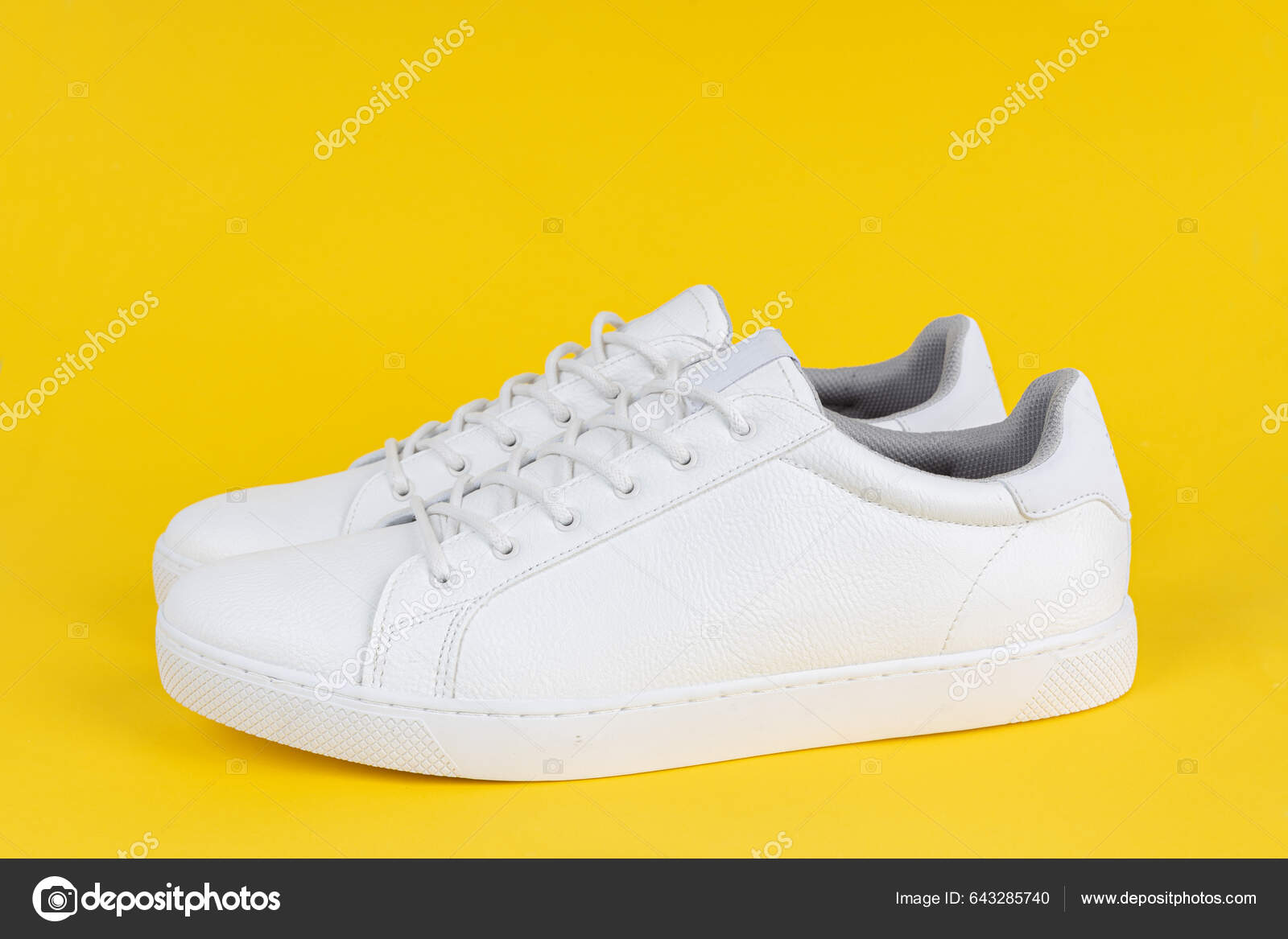 Par Nye Hvide Sneakers Gul Baggrund — Stock-foto © dechevm #643285740