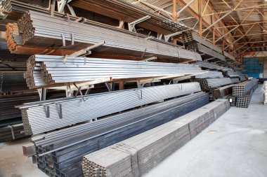 Depoda farklı boyutlarda metal profiller var. 