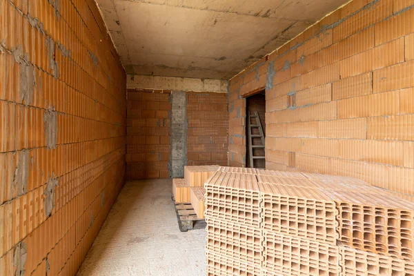 Quarto Inacabado Interior Edifício Construção Paredes Vermelhas Tijolo Nova Casa — Fotografia de Stock