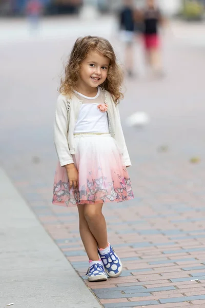 Tatlı Küçük Kız Poz Veriyor Gülümsüyor — Stok fotoğraf
