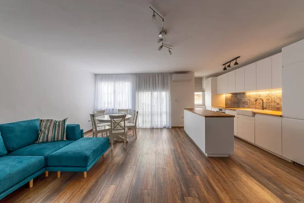 Neues Modernes Wohnzimmer Mit Küche Neue Heimat Innenaufnahmen Holzboden — Stockfoto