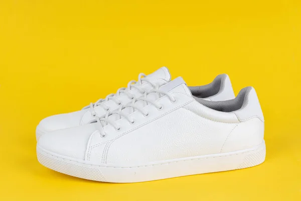 Paar Nieuwe Witte Sneakers Gele Achtergrond — Stockfoto