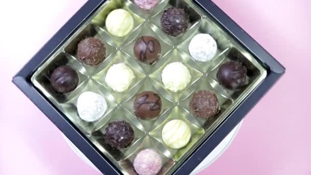 Schachtel Mit Schokoladenbonbons Rotierend Mischpralinen Aus Nächster Nähe — Stockvideo