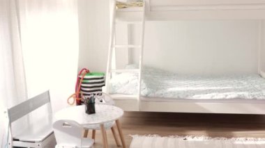 Ranzalı yeni modern çocuk odası. Yeni evim. İç mekan