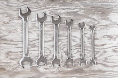 Spanners. Bir sürü anahtar. Endüstriyel geçmiş. Ahşap arka planda anahtar ekipmanı seti.
