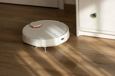Evde elektrikli süpürge temizliği. Modern evde robot elektrikli süpürge. Akıllı temizlik teknolojisi