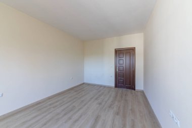 Boş parlak oturma odası. Yeni evim. Evin içi çok güzel. Ahşap zemin