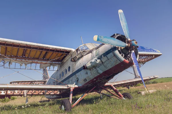 Verlassenes Altes Flugzeug Auf Dem Feld — Stockfoto