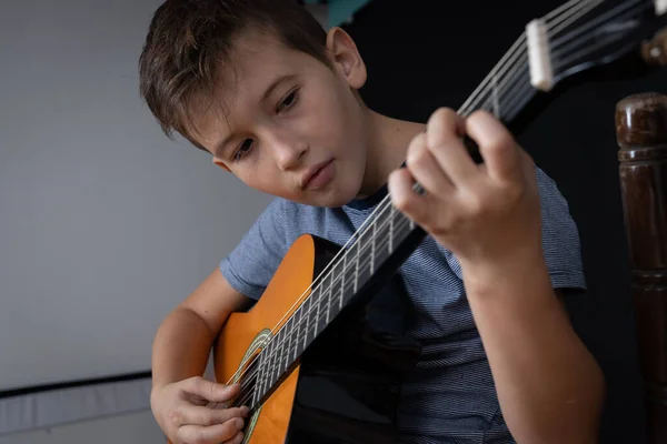 Мальчик Учится Играть Акустической Гитаре Мальчик Практикует Акустическую Гиту — стоковое фото