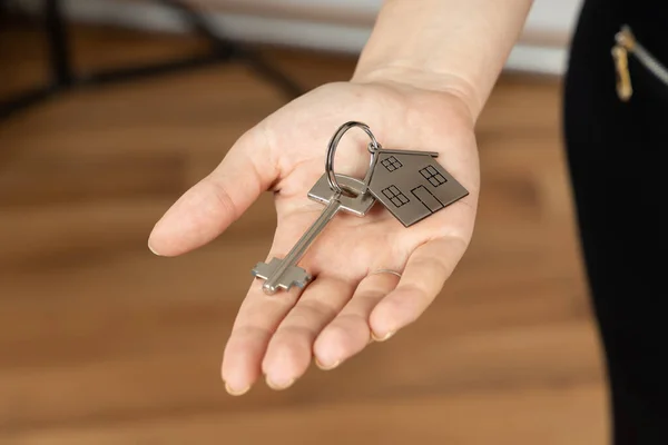 Frauenhand Gibt Einen Neuen Metallschlüssel Mit Selbstgeformtem Schlüsselanhänger Neues Heimkonzept — Stockfoto