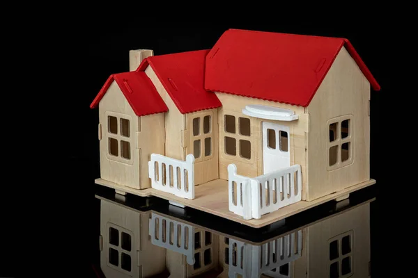 Pequena Casa Modelo Brinquedo Fundo Preto Wiyh Reflexão — Fotografia de Stock