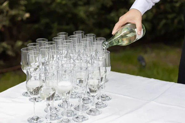 ウェイターはシャンパンをグラスに注ぐ 結婚式のケータリング — ストック写真