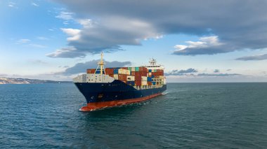 Denizde büyük bir konteyner gemisi. Kargo konteynır gemisinin hava görüntüsü ithalat konteynırı yelkenli. 