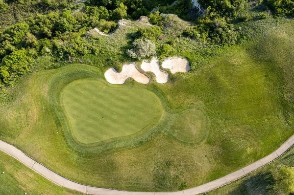 一个美丽的绿色高尔夫球的鸟瞰图 — 图库照片