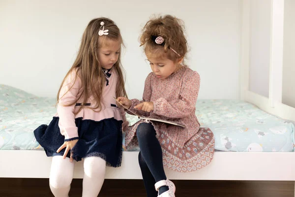 Leuke Kinderen Die Thuis Een Boek Lezen Twee Zus Meisjes — Stockfoto