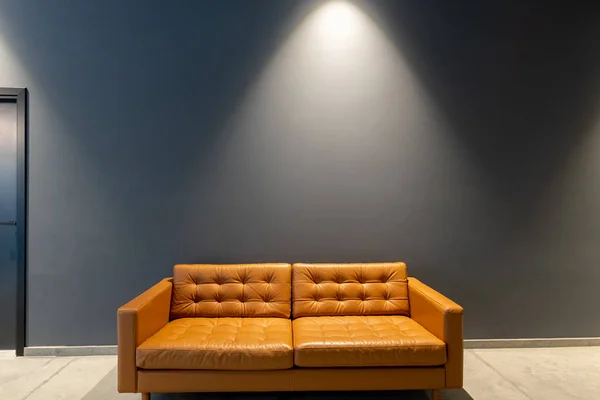 リビングルームのインテリアで快適な革のソファ 空の壁にコピースペースと本物の写真 壁アートモックアップ — ストック写真