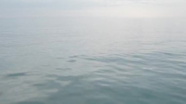 4k drone video uçuş okyanus, deniz üzerinde. Suya yakın.