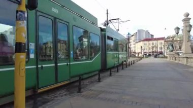 Sofya, Bulgaristan - 24 Mart 2023: Sofya şehir merkezindeki Lions Köprüsü tramvayı. Sofya Bulgaristan 'ın başkenti.