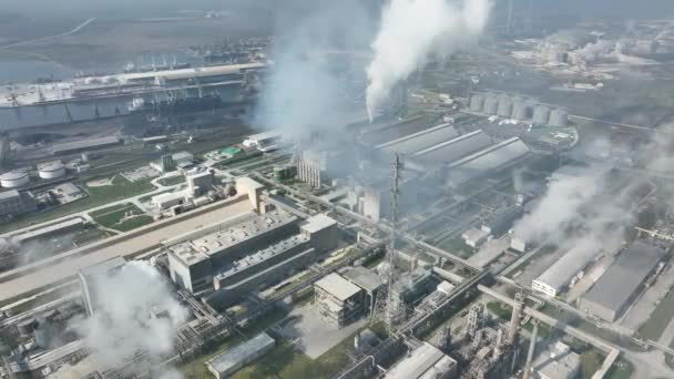 Chemiefabrik Mit Rauch Chemiewerk Industriekraftwerk Mit Schornstein — Stockvideo