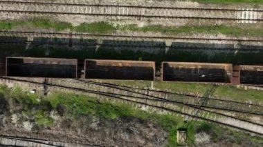 Boş konteynırlarla dolu bir yük treninin hava görüntüsü. Yük treninin boş vagonları. Demiryolu taşımacılığı kavramı