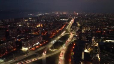Geceleri şehrin havadan görünüşü. Şehrin sokak trafiği. Şehir Manzarası.