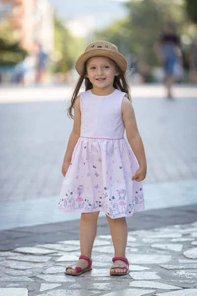 Tatlı Küçük Kız Poz Veriyor Gülümsüyor — Stok fotoğraf