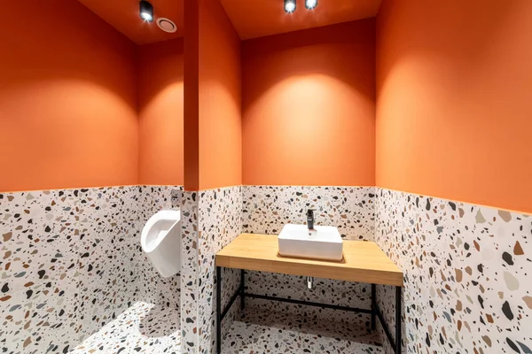 Modern Clean Public Toilet Ceramic Urinal Hygienic Automatic Water Saving — Stock Photo, Image