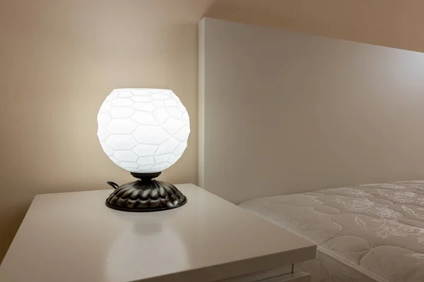 Yatak Odasındaki Modern Masa Lambasını Kapat Yataklı Masa Lambası — Stok fotoğraf