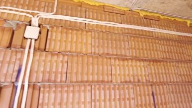 Elektrik kabloları. Yeni ev inşaatı için elektrik kabloları döşeniyor