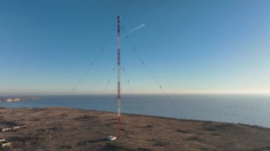 Yüksek telekomünikasyon anten kulesi. Radyo askeri kulesi