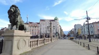 Sofya, Bulgaristan - 24 Mart 2023: Sofya şehir merkezindeki Lions Köprüsü tramvayı. Sofya Bulgaristan 'ın başkenti.