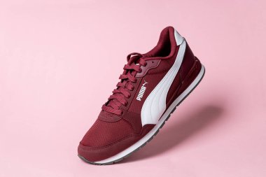 Varna, Bulgaristan - 17 Ocak 2023. PUMA spor ayakkabısı, pembe arka planda. Puma, büyük bir Alman çokuluslu şirketi. Ürün çekimi