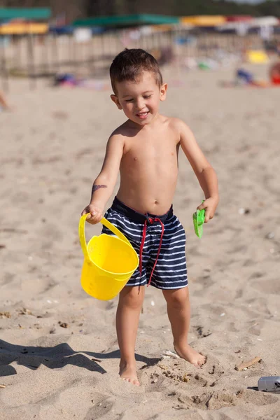 Mały Chłopiec Bawi Się Piasek Plaży Latem — Zdjęcie stockowe